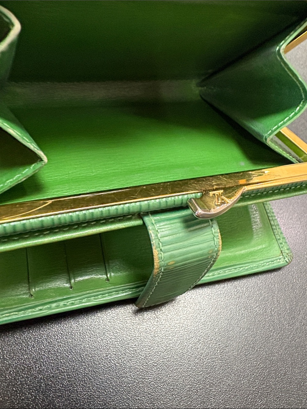 Louis Vuitton *Green 💚Epi Leather kiss lock Compact Wallet - Picture 7 of 13